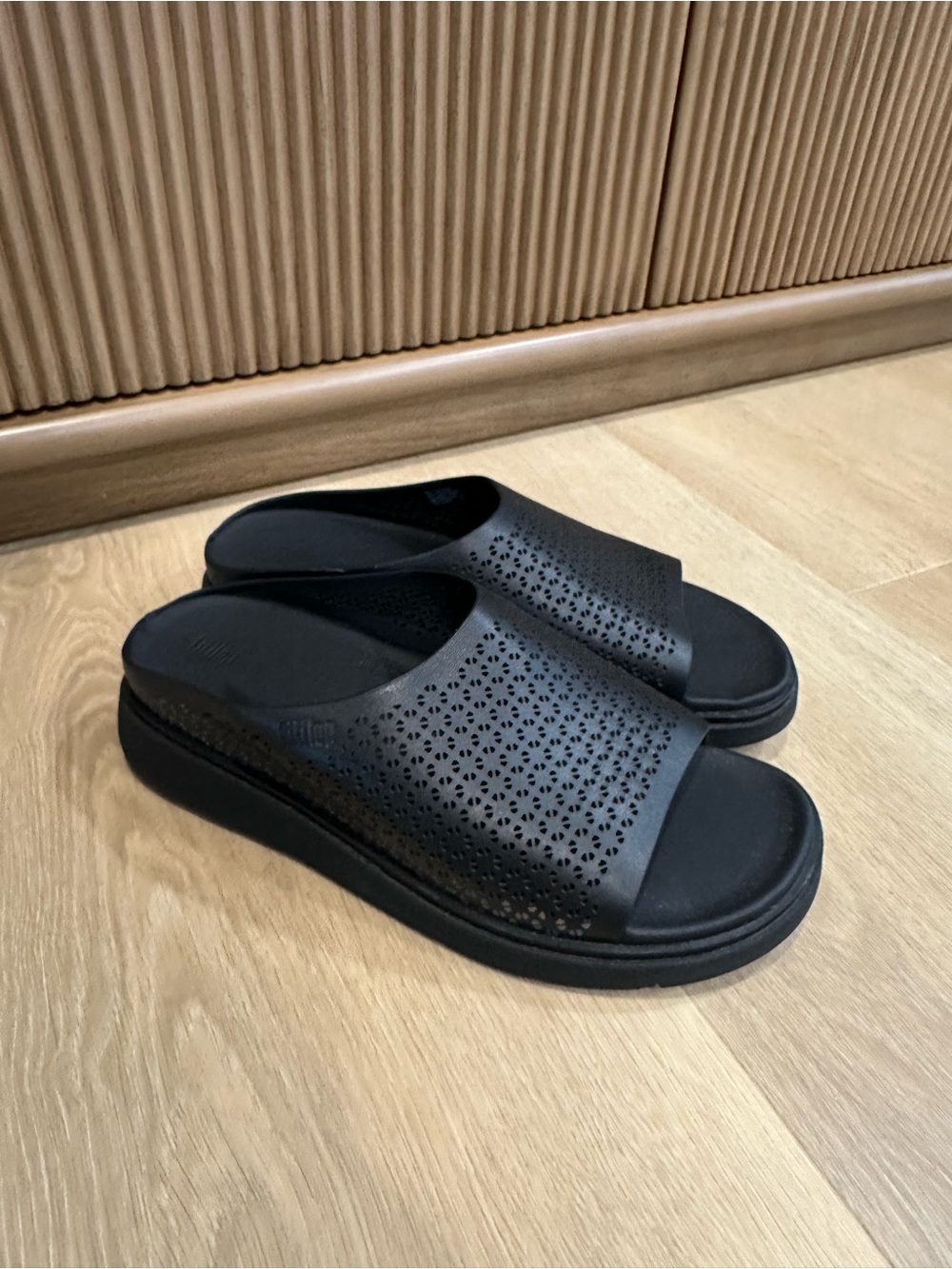 Fitflop GEN-FF Perf Leather Slides Women’s Black Slide Sandals new size 10